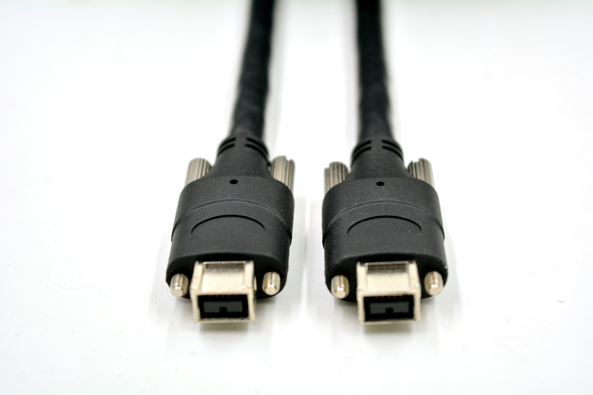 1394 B 9-pin cable with locking screws